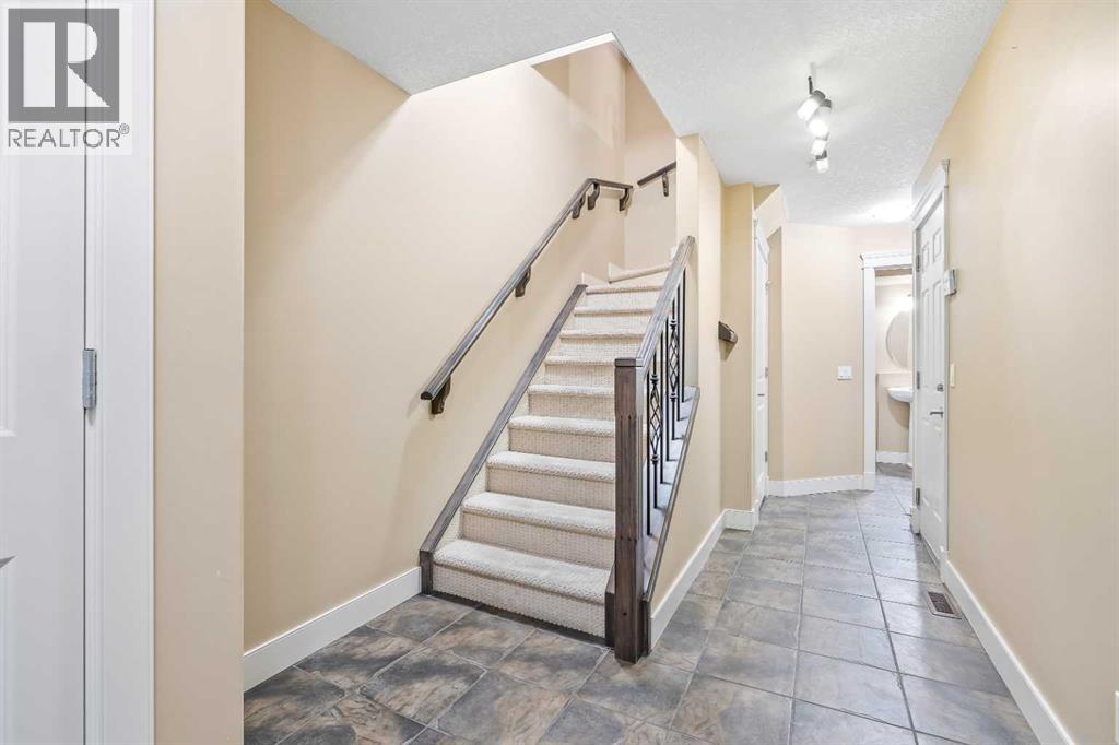 Row / Townhouse for Sale in 402, 10 Discovery Ridge Hill SW|Calgary, Alberta T3H5X2 3