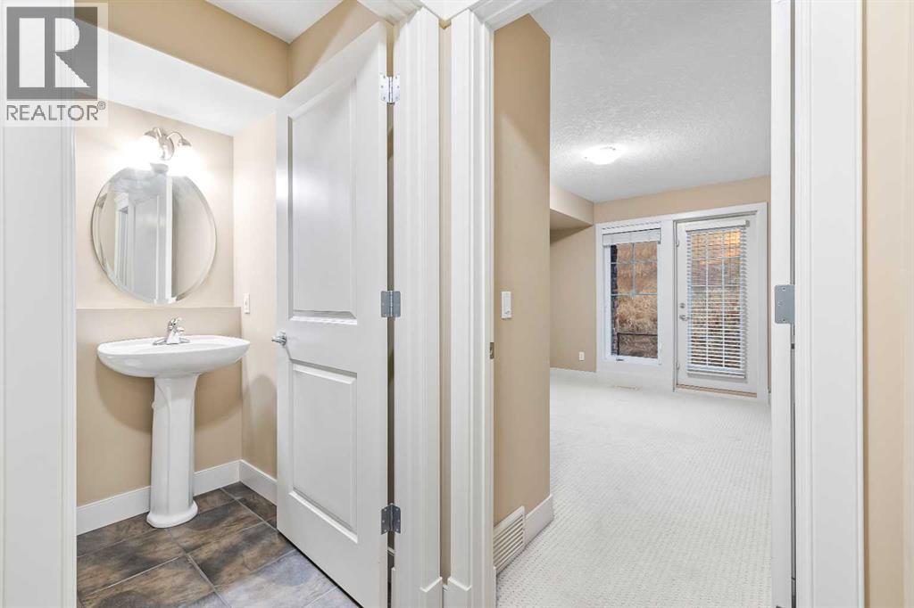 Row / Townhouse for Sale in 402, 10 Discovery Ridge Hill SW|Calgary, Alberta T3H5X2 4