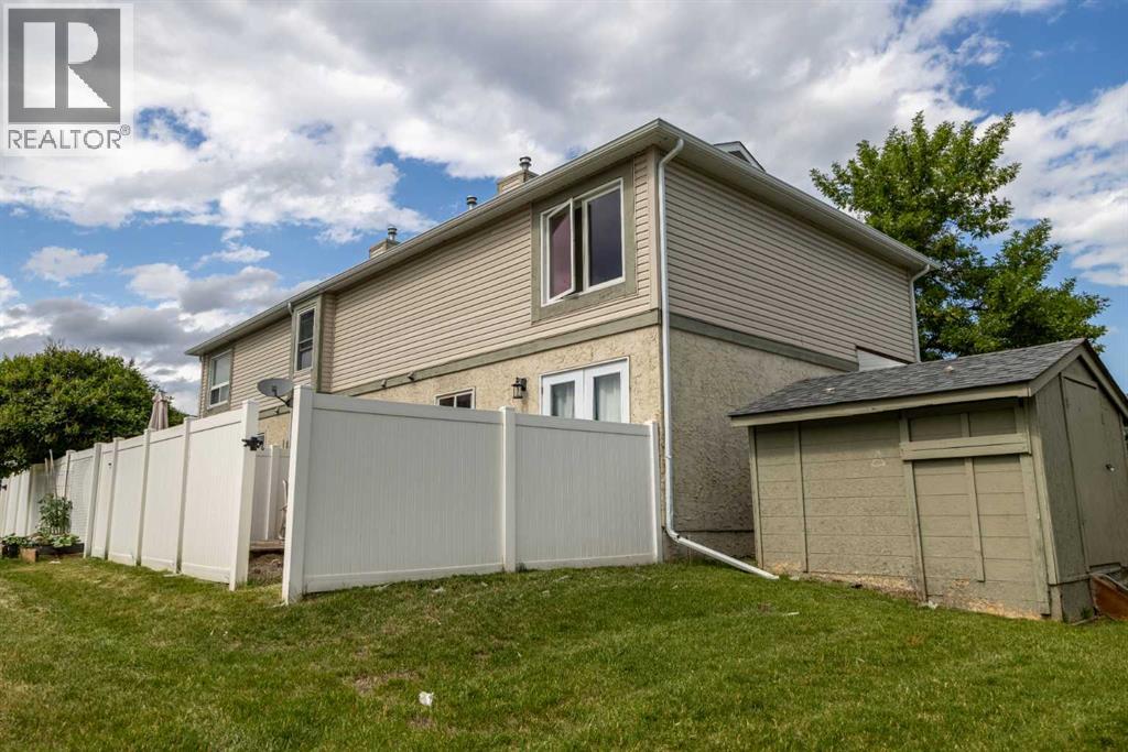 Row / Townhouse for Sale in 105 Deer Ridge Lane SE|Calgary, Alberta T2J6M8 2