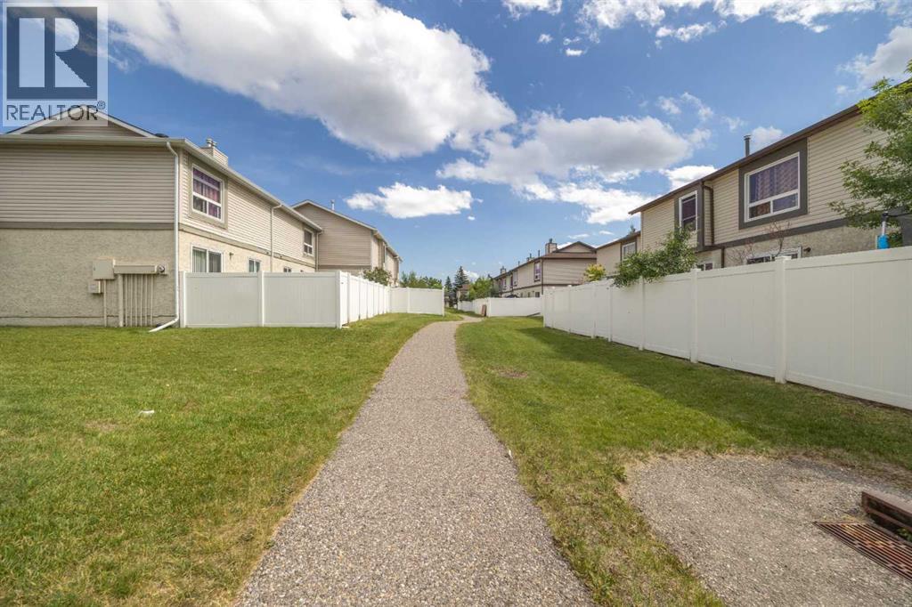 Row / Townhouse for Sale in 105 Deer Ridge Lane SE|Calgary, Alberta T2J6M8 3