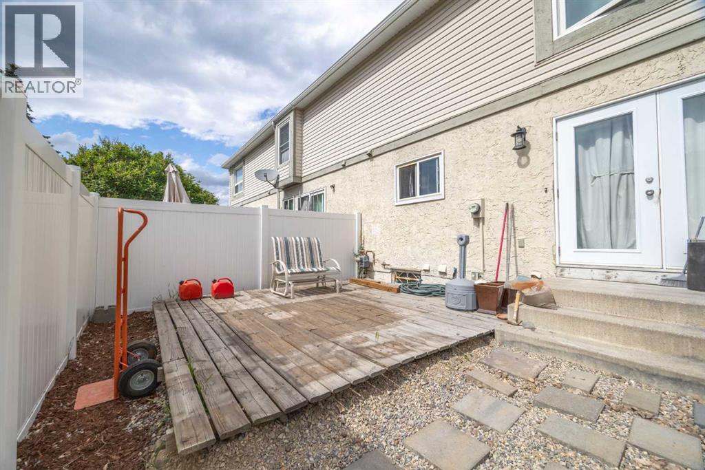 Row / Townhouse for Sale in 105 Deer Ridge Lane SE|Calgary, Alberta T2J6M8 4