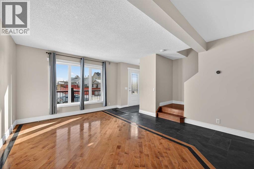 House for Sale in 132 Erin Grove Close SE|Calgary, Alberta T2B2T4 4