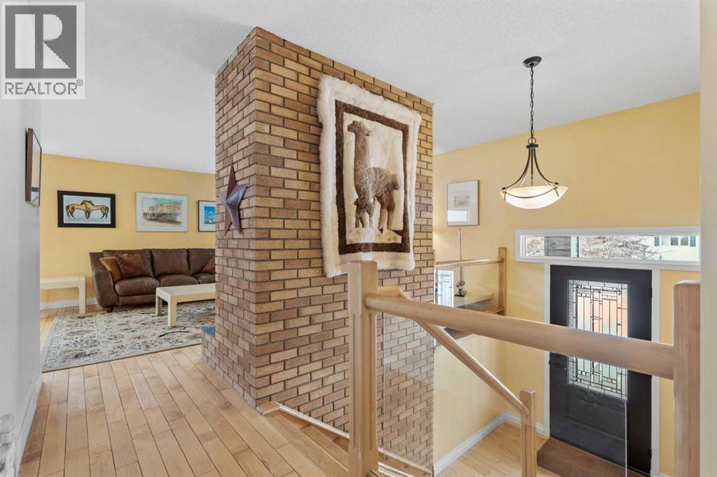 House for Sale in 660 Oakwood Place SW|Calgary, Alberta T2V0K5 3