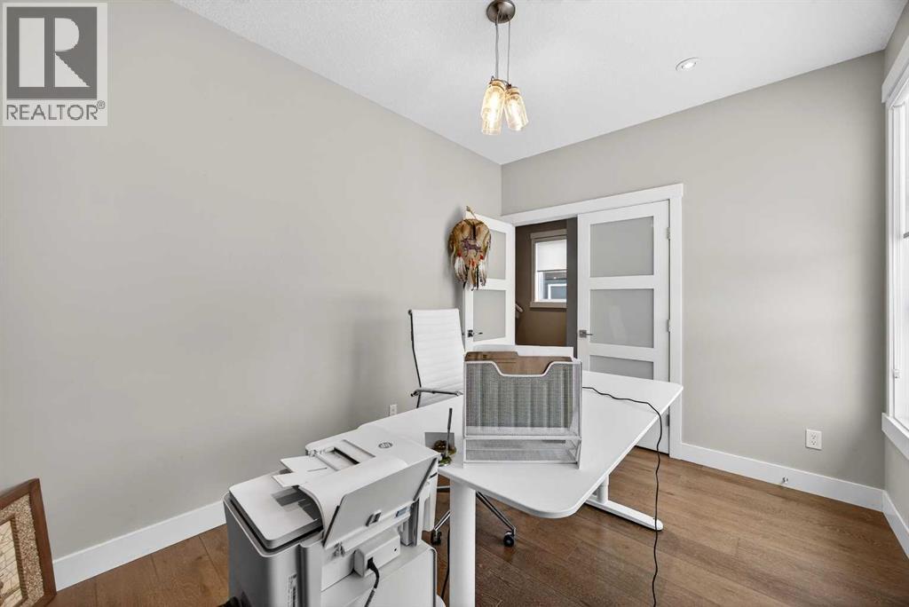 Duplex for Sale in 435 31 Avenue NW|Calgary, Alberta T2M2P5 5