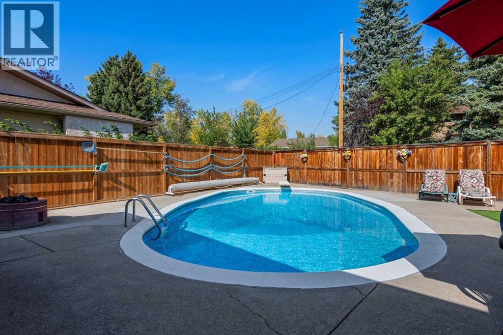 House for Sale in 206 Lake Fraser Place SE|Calgary, Alberta T2J3T5 3