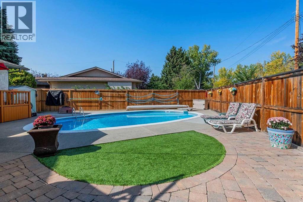 House for Sale in 206 Lake Fraser Place SE|Calgary, Alberta T2J3T5 5