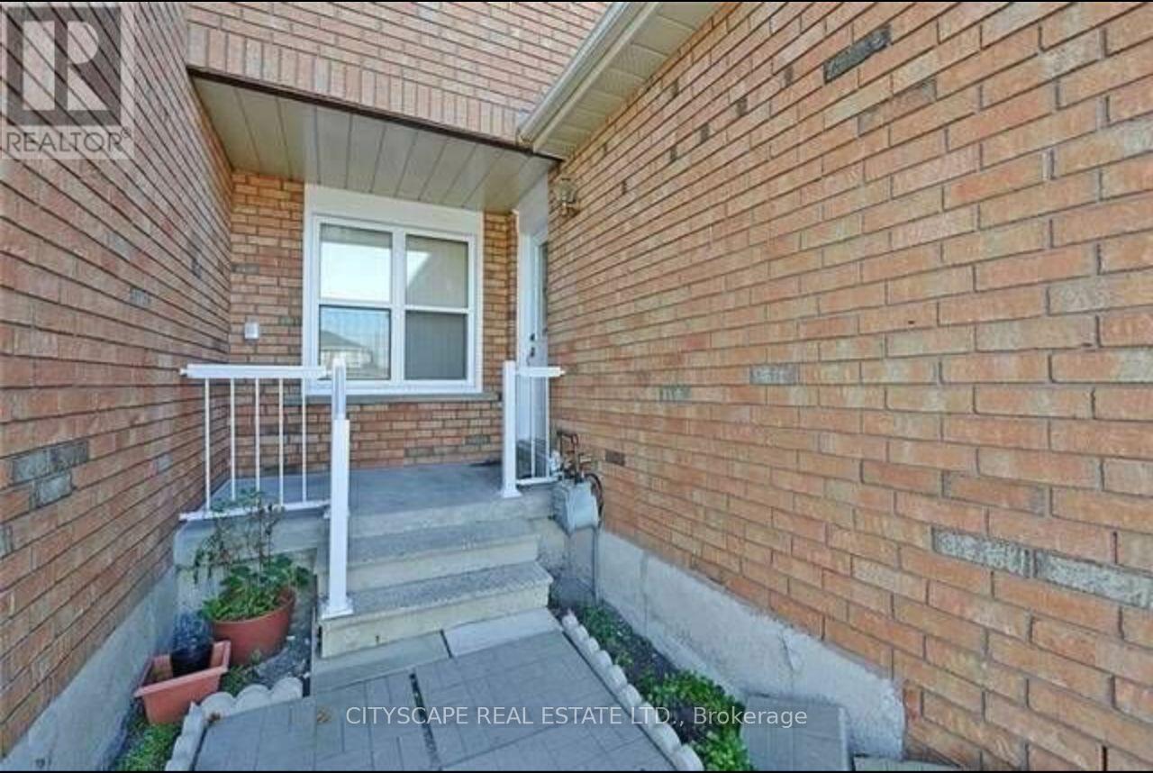 Row / Townhouse for Sale in 121 TULIP DRIVE|Brampton (Fletcher's Creek South), Ontario L6Y3W2 2