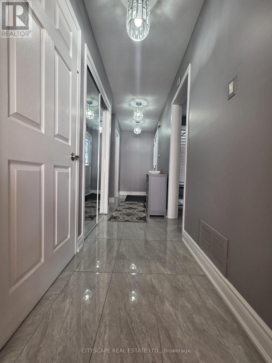 Row / Townhouse for Sale in 121 TULIP DRIVE|Brampton (Fletcher's Creek South), Ontario L6Y3W2 4