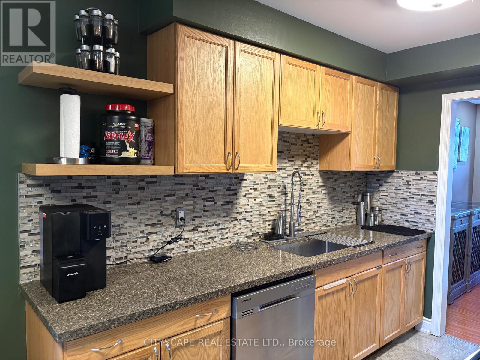 Row / Townhouse for Sale in 121 TULIP DRIVE|Brampton (Fletcher's Creek South), Ontario L6Y3W2 5