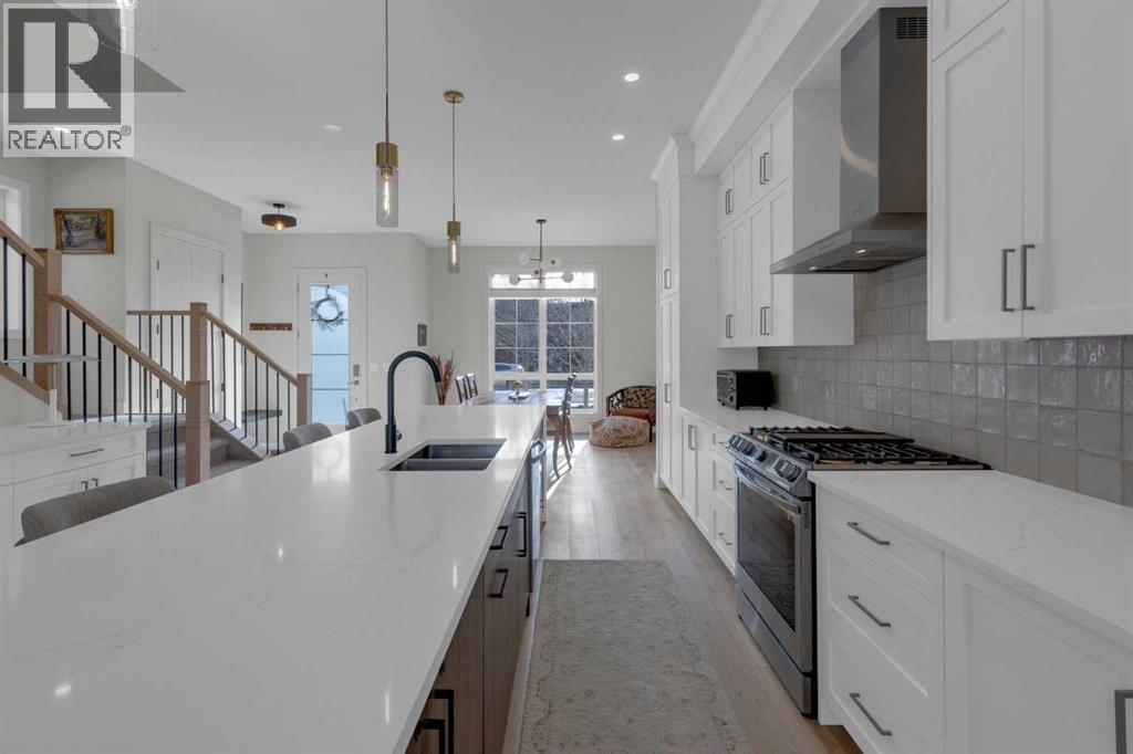 Duplex for Sale in 7712 36 Avenue NW|Calgary, Alberta T3B1V3 4