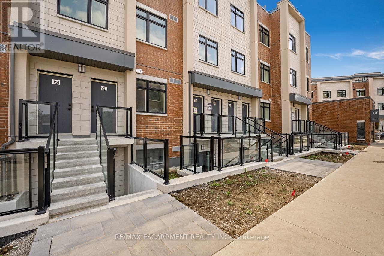 Row / Townhouse for Sale in 251 - 1075 DOUGLAS MCCURDY COMMON|Mississauga (Lakeview), Ontario L5G0C6 2