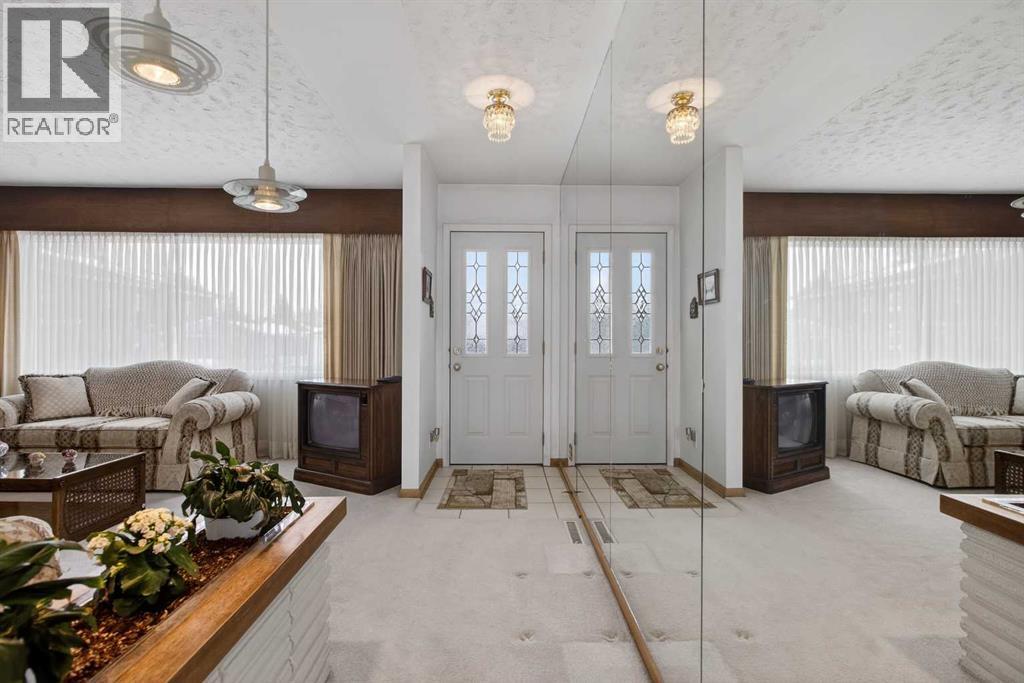 House for Sale in 8011 5 Street SW|Calgary, Alberta T2V5K5 3