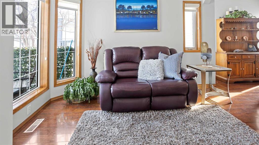 House for Sale in 323 Mt Cornwall Circle SE|Calgary, Alberta T2Z2J7 5