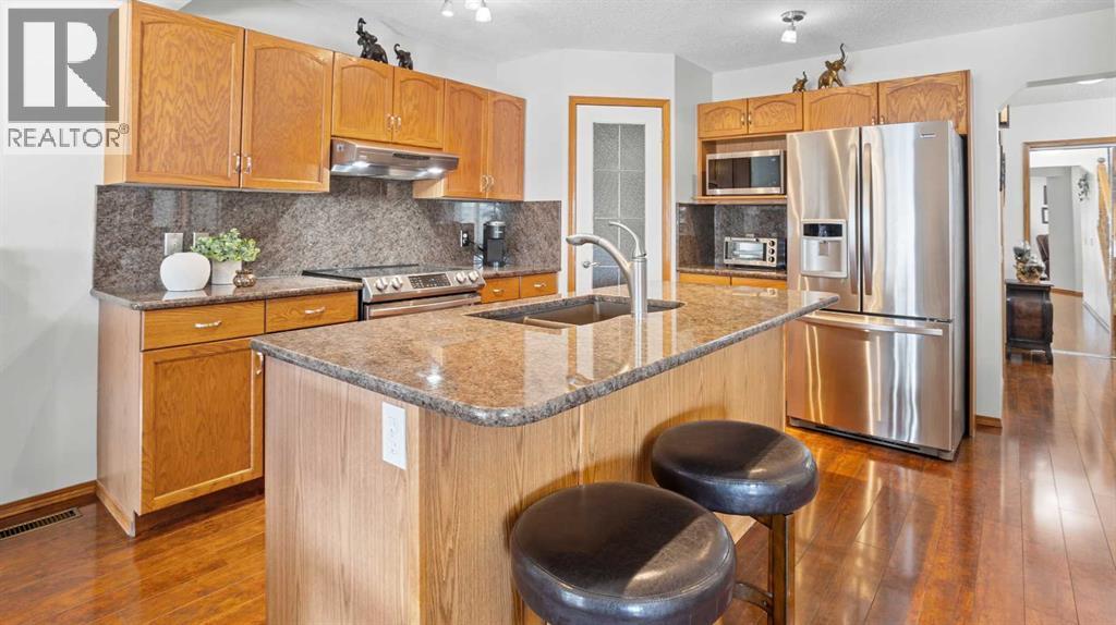 House for Sale in 323 Mt Cornwall Circle SE|Calgary, Alberta T2Z2J7