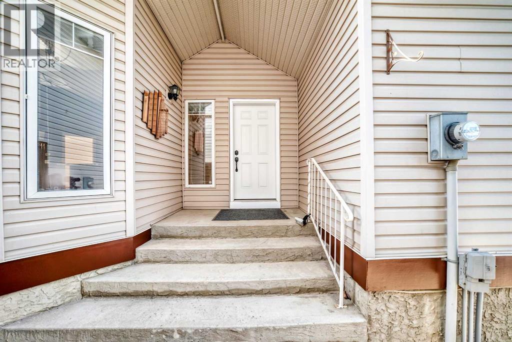 House for Sale in 110 Somerglen Road SW|Calgary, Alberta T2Y3S3 3