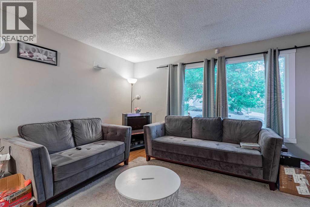 House for Sale in 143 Castlegrove Road NE|Calgary, Alberta T3J1S5 2