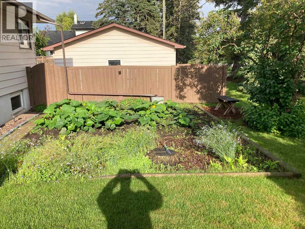 House for Sale in 84 Waterloo Drive SW|Calgary, Alberta T3C3G1 4