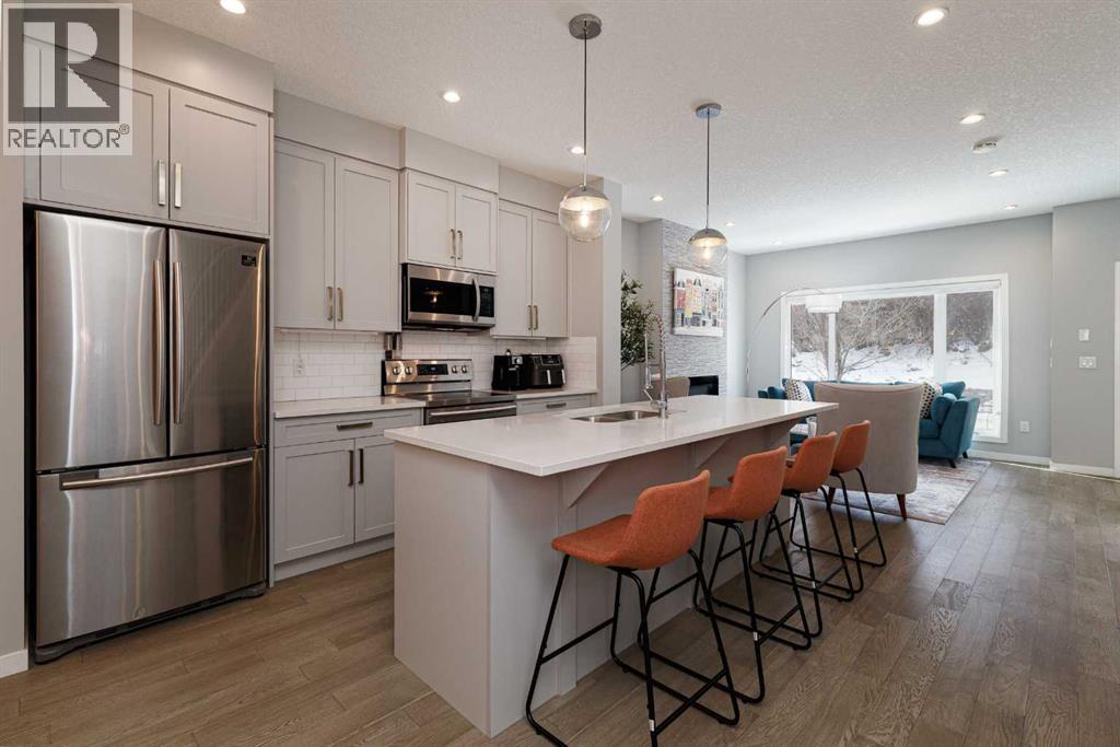 Row / Townhouse for Sale in 3304 2 Street NE|Calgary, Alberta T2E3H3 2