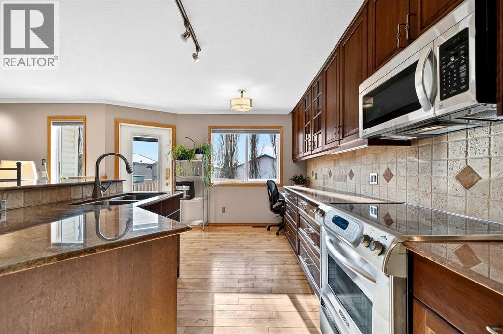 House for Sale in 30 Tuscarora Way NW|Calgary, Alberta T3L2H1 2