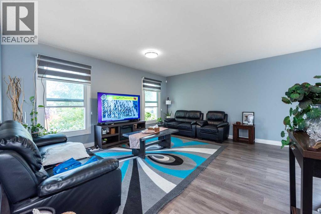 House for Sale in 100 Whitehaven Road NE|Calgary, Alberta T1Y6A4 5