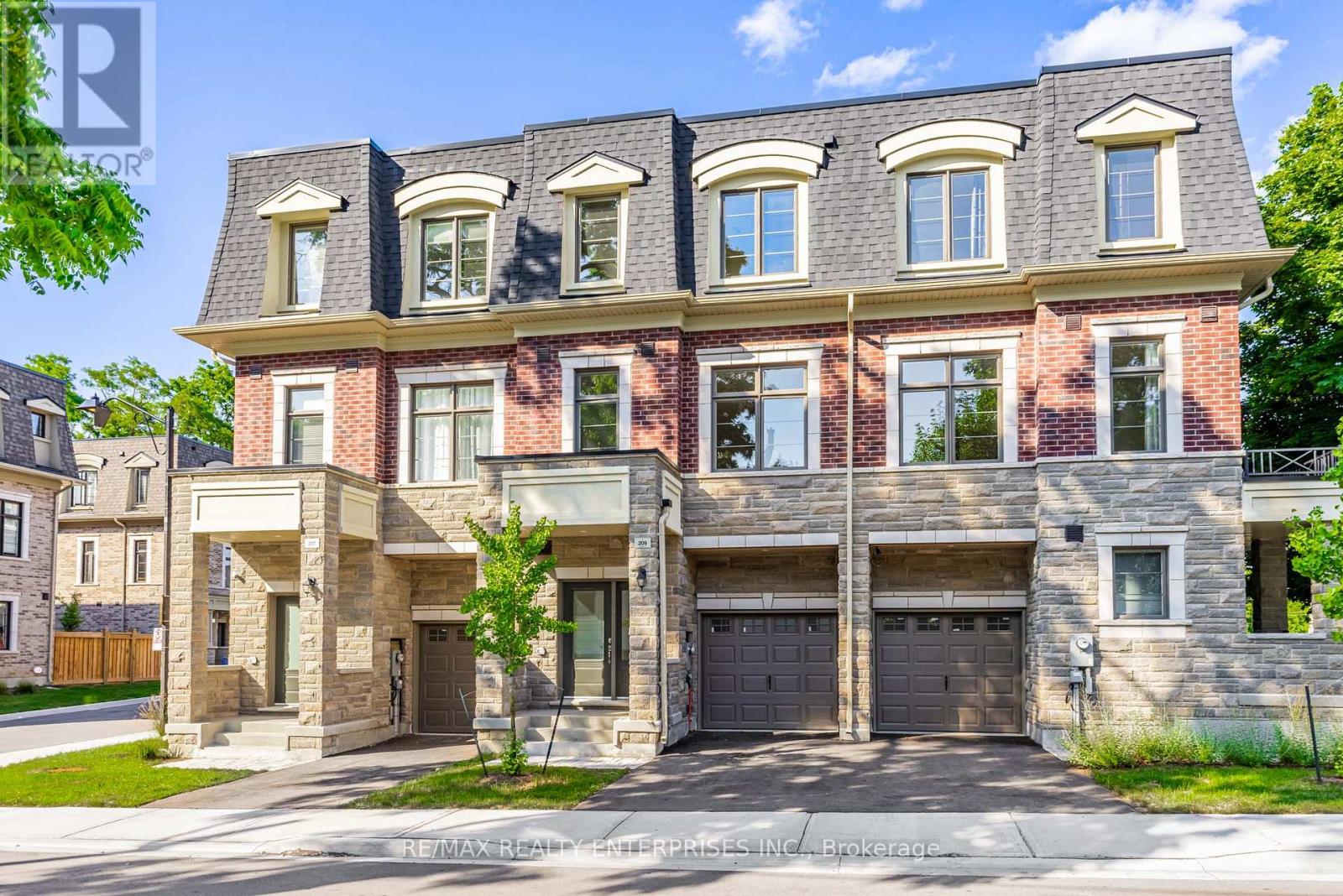 Row / Townhouse for Sale in 209 WYNDHAM STREET|Mississauga (Streetsville), Ontario L5M2S5