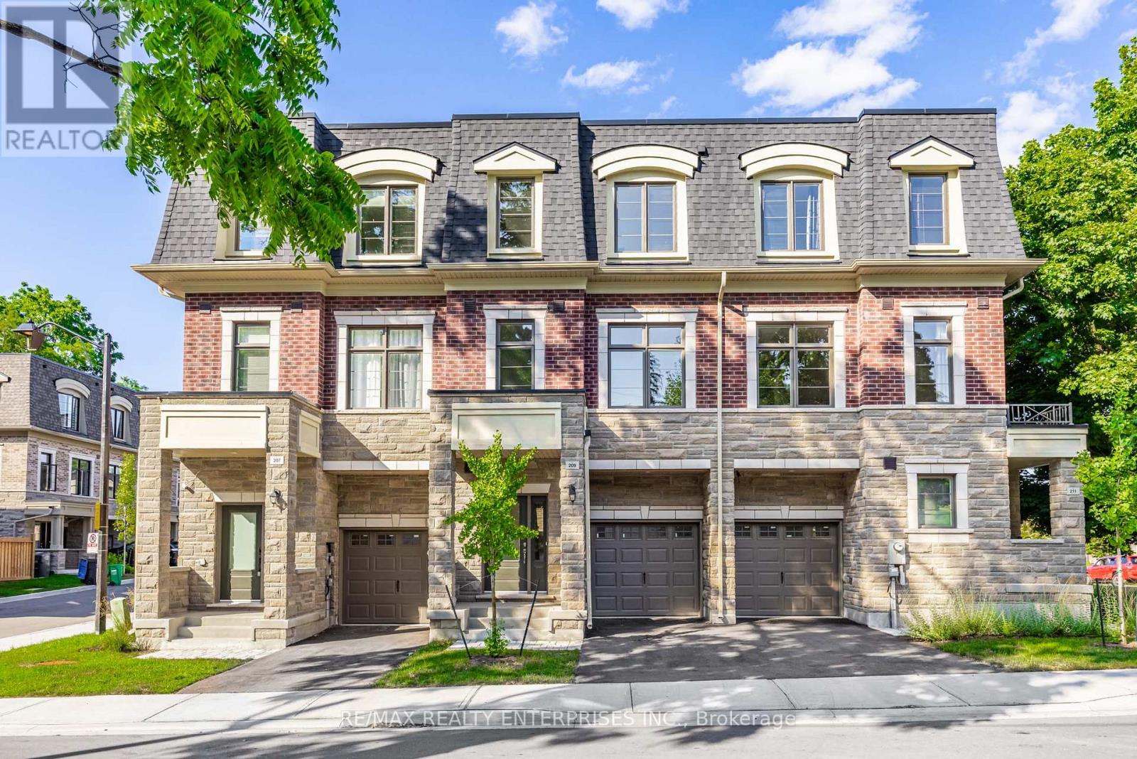 Row / Townhouse for Sale in 209 WYNDHAM STREET|Mississauga (Streetsville), Ontario L5M2S5 2