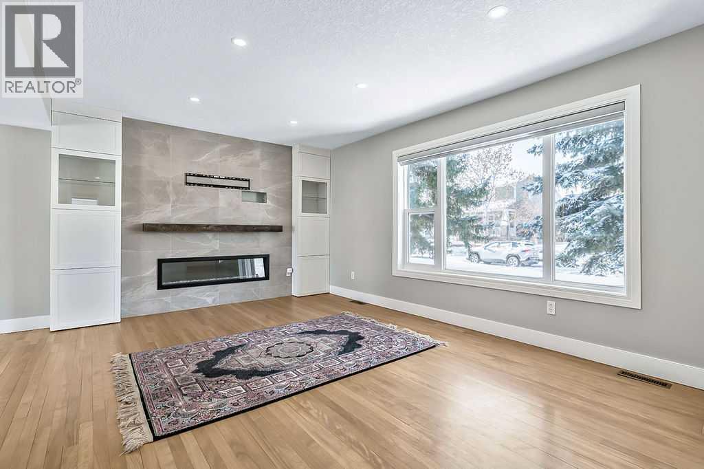 House for Sale in 135 Amiens Crescent SW|Calgary, Alberta T2T6E7 2