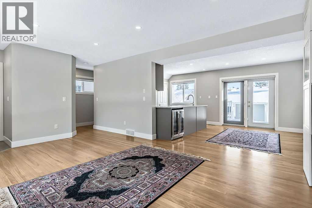 House for Sale in 135 Amiens Crescent SW|Calgary, Alberta T2T6E7 3