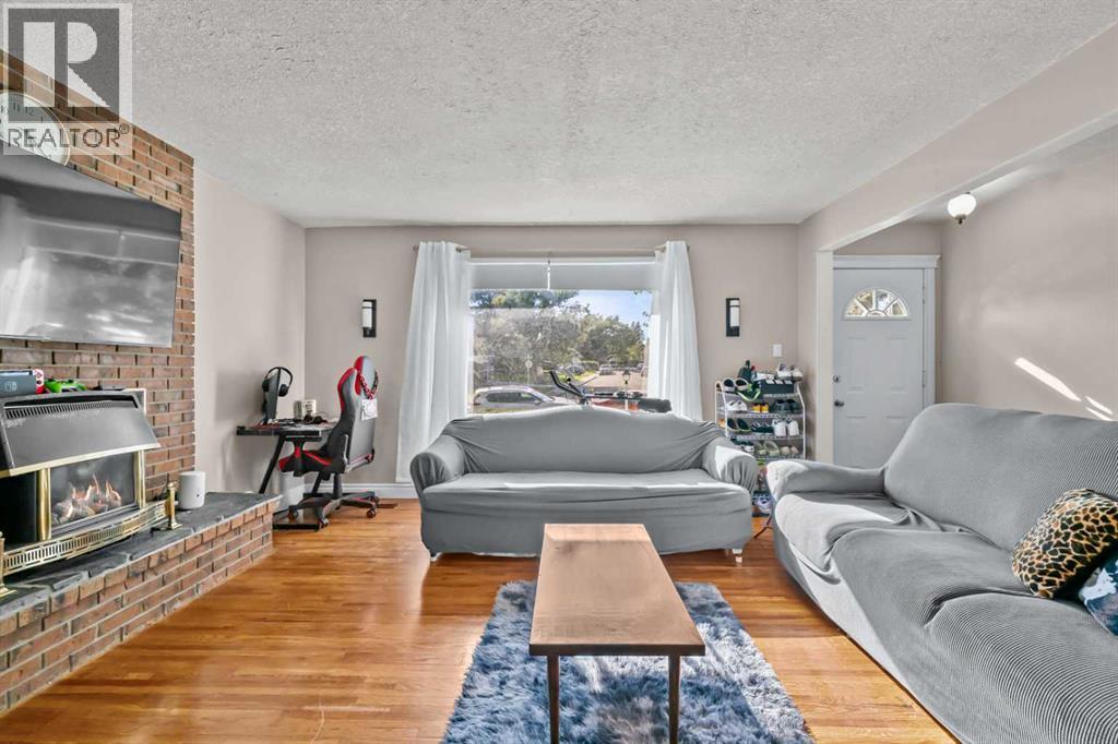 House for Sale in 2220 38 Street SW|Calgary, Alberta T3E3E2 4