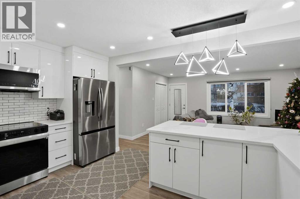 House for Sale in 236 Fairview Drive SE|Calgary, Alberta T2H1B5 2