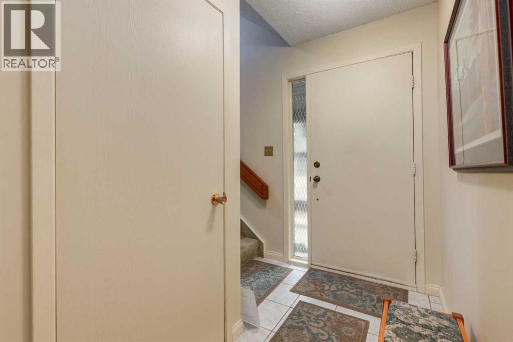 Row / Townhouse for Sale in 59, 10030 Oakmoor Way SW|Calgary, Alberta T2V4S8 4