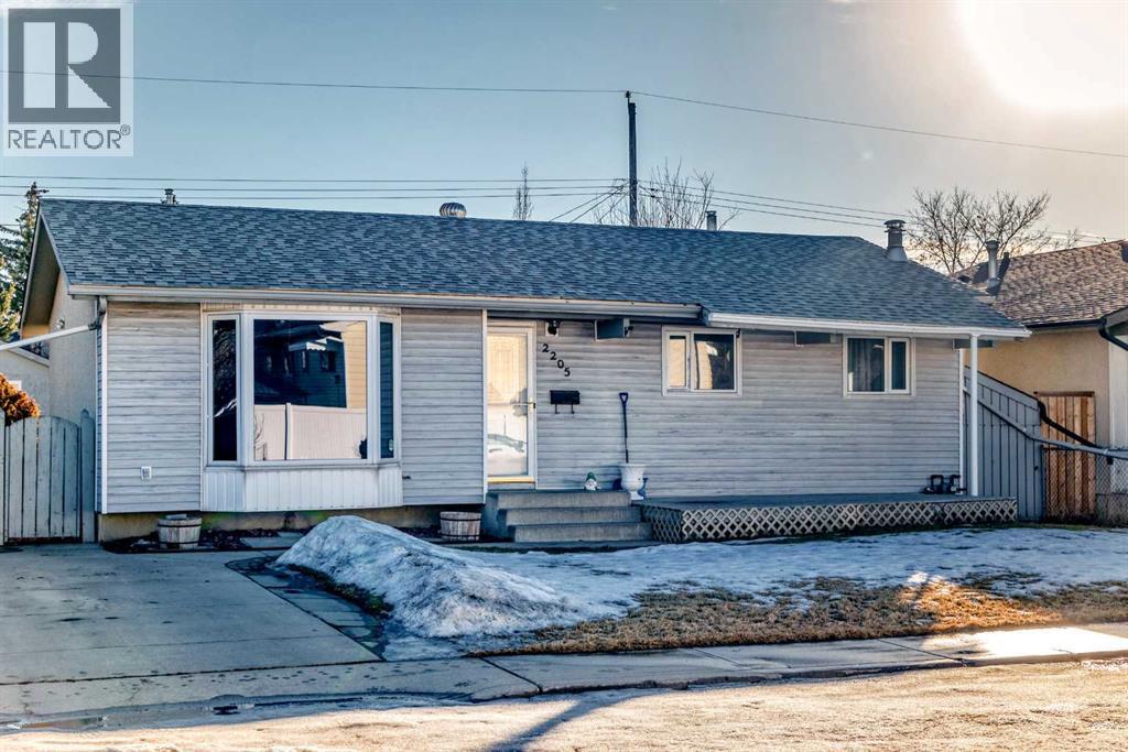 House for Sale in 2205 80 Avenue SE|Calgary, Alberta T2C1H3 4