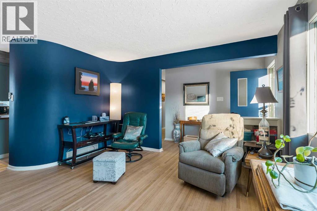 House for Sale in 126 Springwood Drive SW|Calgary, Alberta T2W0K5 4