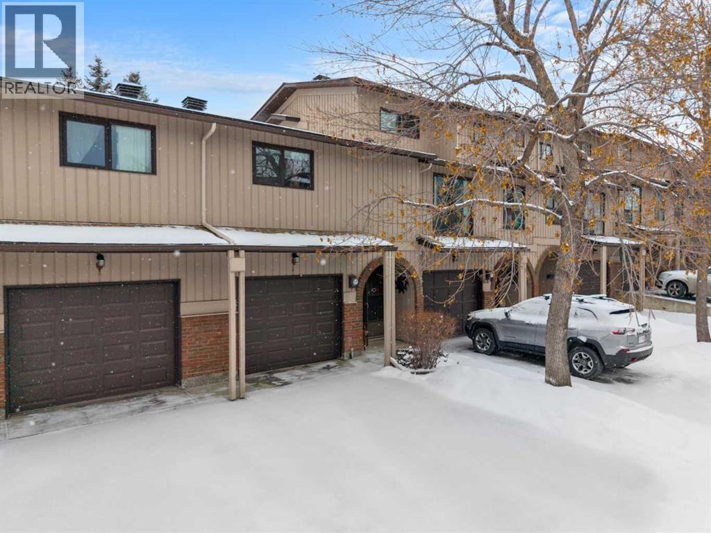 Row / Townhouse for Sale in 12 Canterbury Gardens SW|Calgary, Alberta T2W2S9 2