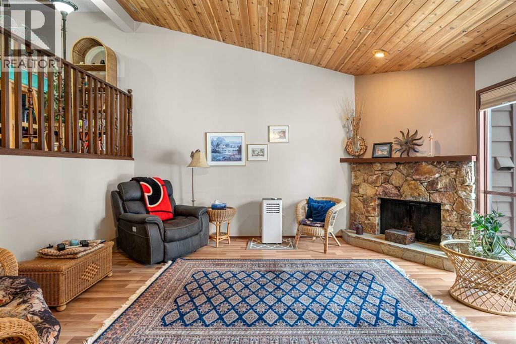 Row / Townhouse for Sale in 12 Canterbury Gardens SW|Calgary, Alberta T2W2S9 4