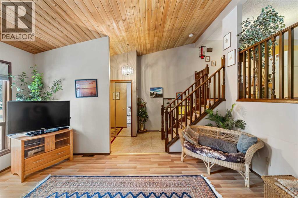 Row / Townhouse for Sale in 12 Canterbury Gardens SW|Calgary, Alberta T2W2S9 5