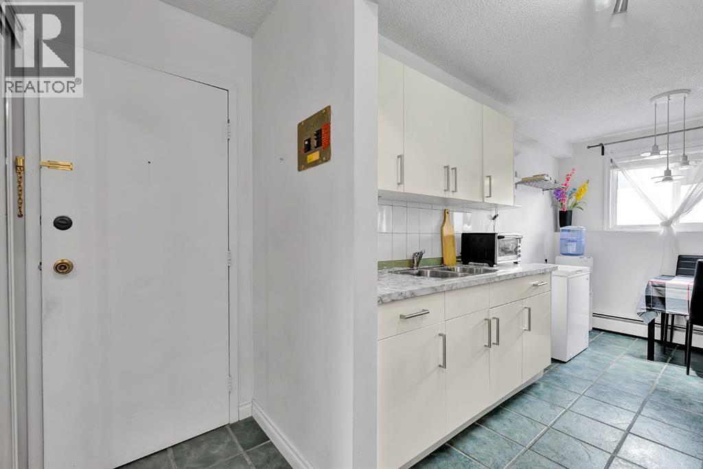 Apartment for Sale in 4, 104 Sabrina Way SW|Calgary, Alberta T2W2N6 5