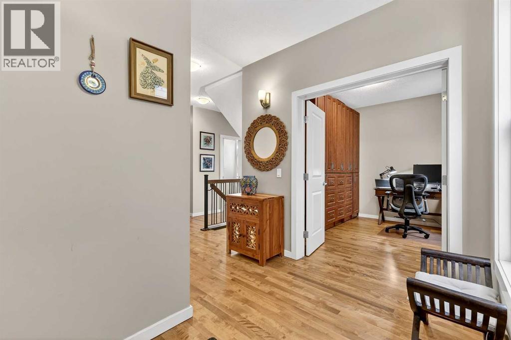 House for Sale in 401 Mahogany Court SE|Calgary, Alberta T3M0T6 2