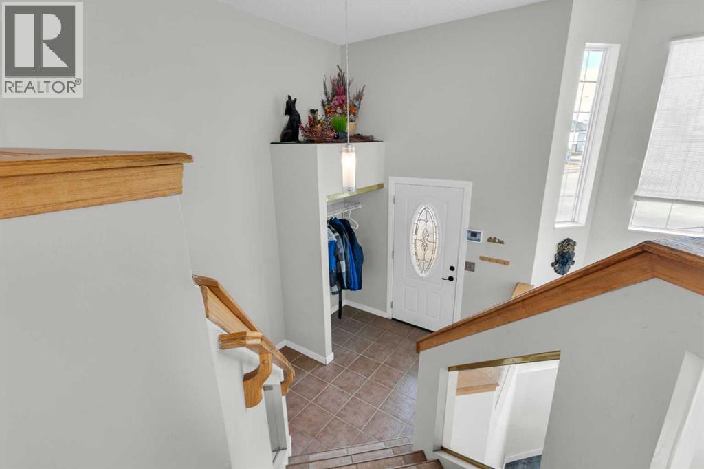 House for Sale in 8035 Laguna Way NE|Calgary, Alberta T1Y7A3 2