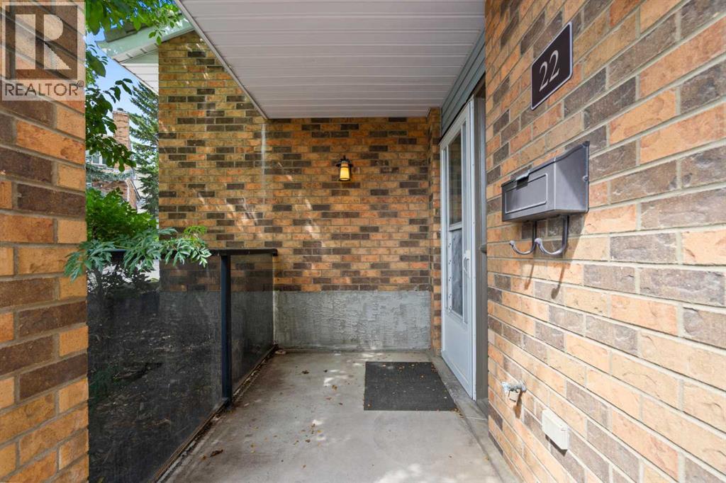 Row / Townhouse for Sale in 22 Coachway Gardens SW|Calgary, Alberta T3H2V9 3