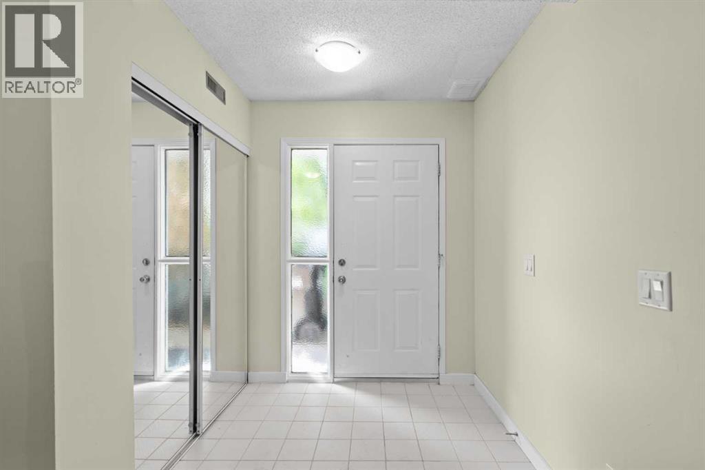 Row / Townhouse for Sale in 22 Coachway Gardens SW|Calgary, Alberta T3H2V9 4