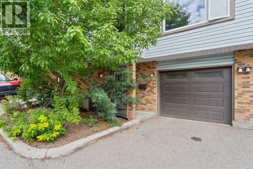 Row / Townhouse for Sale in 22 Coachway Gardens SW|Calgary, Alberta T3H2V9 2