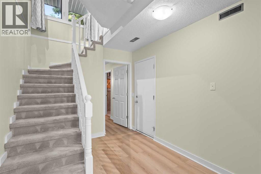 Row / Townhouse for Sale in 22 Coachway Gardens SW|Calgary, Alberta T3H2V9 5