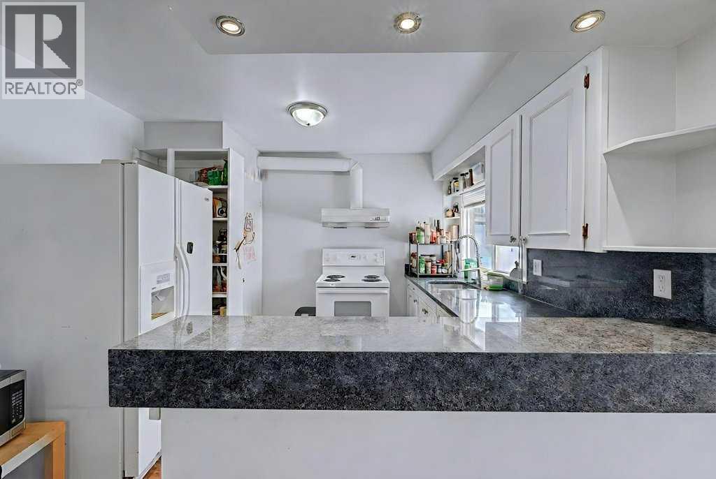 Duplex for Sale in 904 38 Street SW|Calgary, Alberta T3C1T3 3