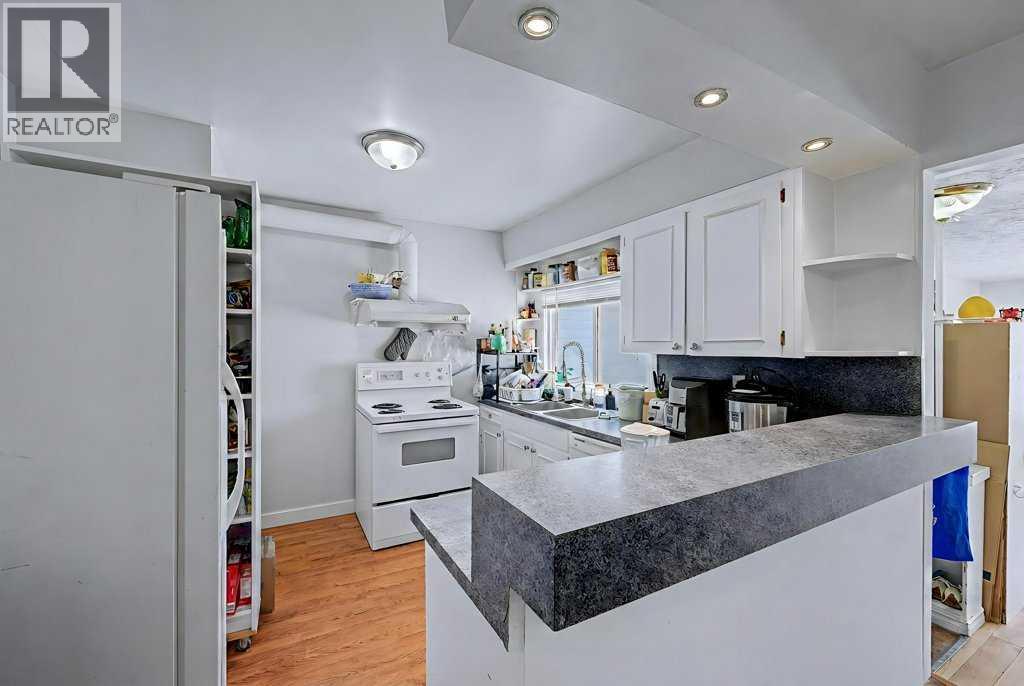 Duplex for Sale in 904 38 Street SW|Calgary, Alberta T3C1T3 4