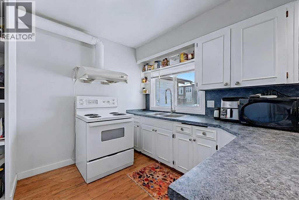 Duplex for Sale in 904 38 Street SW|Calgary, Alberta T3C1T3 5