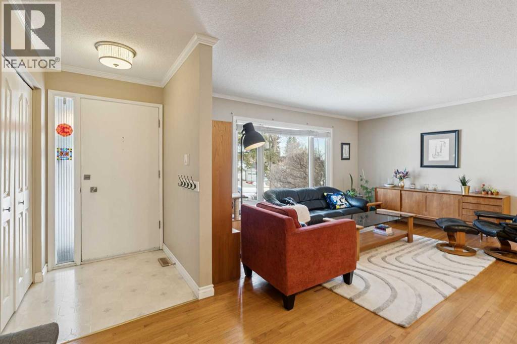 House for Sale in 9724 Oakhill Drive SW|Calgary, Alberta T2V3W5 2