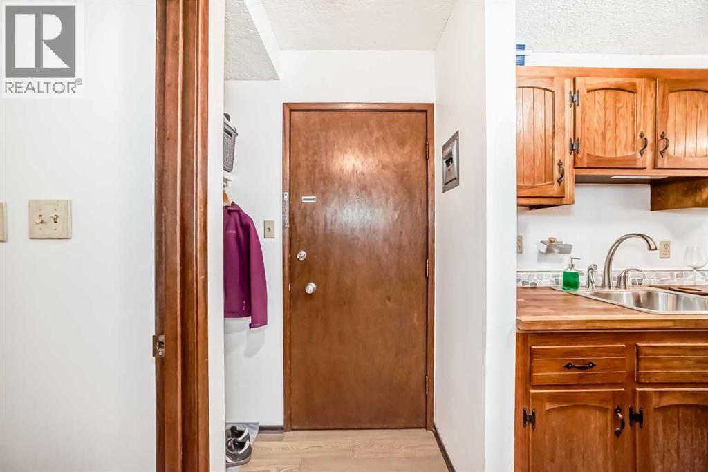 Apartment for Sale in 305, 635 57 Avenue SW|Calgary, Alberta T2V0H5 2