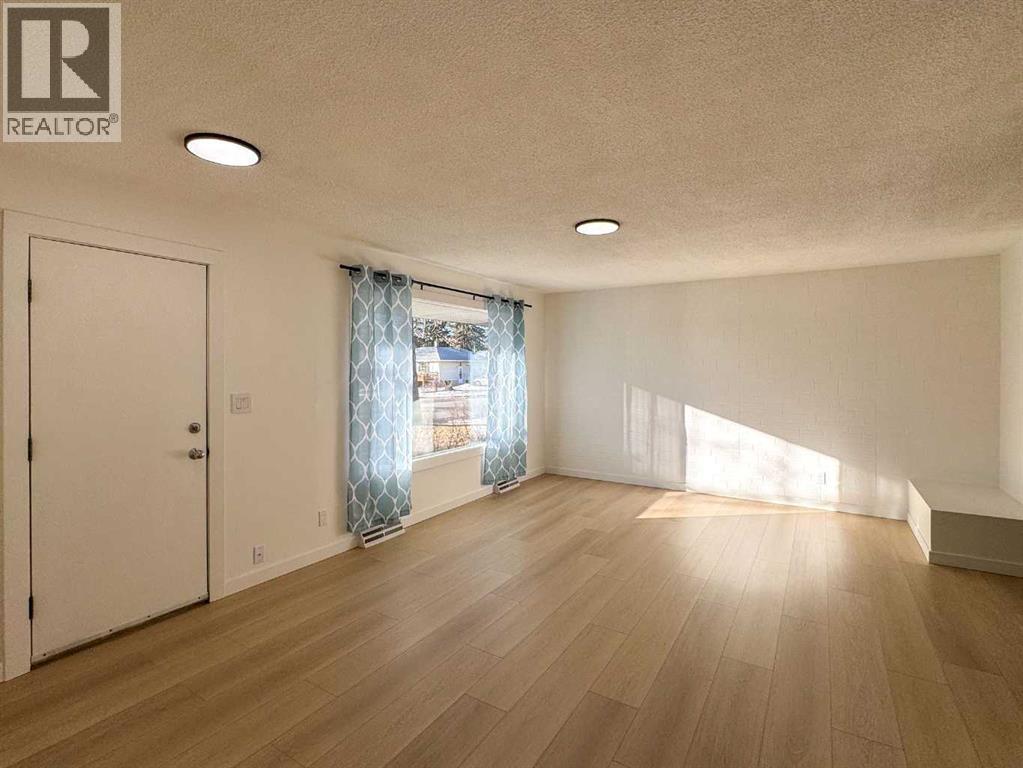 House for Sale in 2212 72 Avenue SE|Calgary, Alberta T2C0G4 3