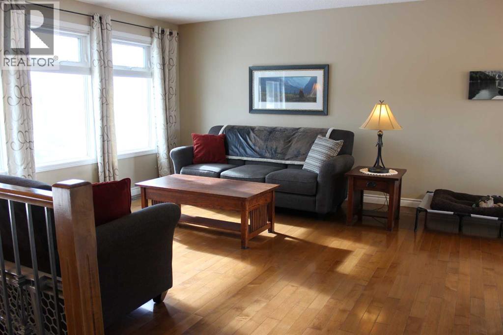 House for Sale in 36 Whitnel Place NE|Calgary, Alberta T1Y4J4 4